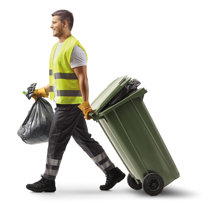 Mann zieht Mülltonne und trägt Müllsack.