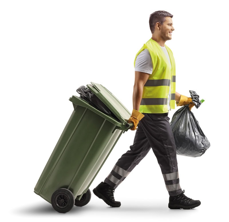 Müllarbeiter zieht Abfalltonne und trägt Müllsack